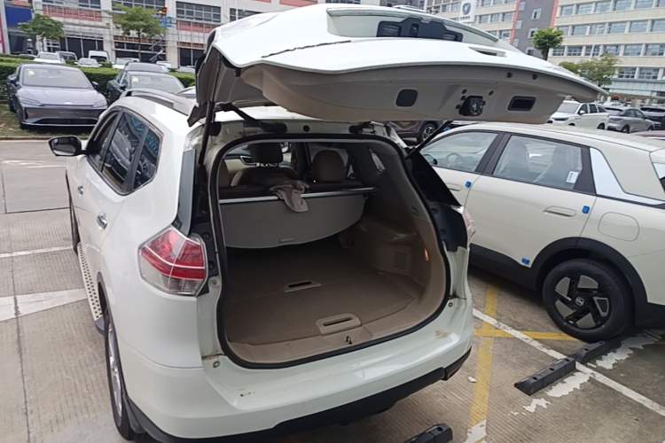 Used Nissan X-Trail 2014 2.0L CVT Comfort Edition 2WD Trunk
