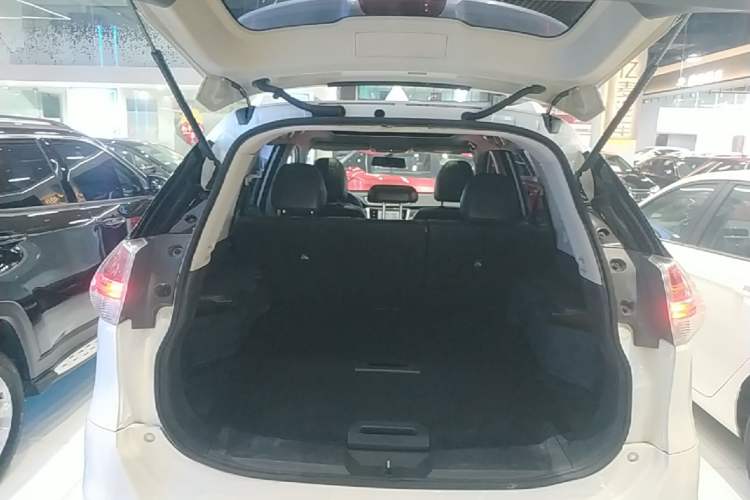 Used Nissan X-Trail 2014 2.0L CVT Comfort Edition 2WD Trunk