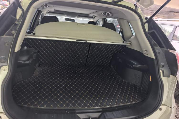 Used Nissan X-Trail 2014 2.5L CVT Leading Edition 4WD Trunk