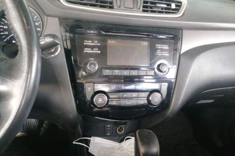 Used Nissan X-Trail 2014 2.0L CVT Comfort Edition 2WD Audio And AC Panel