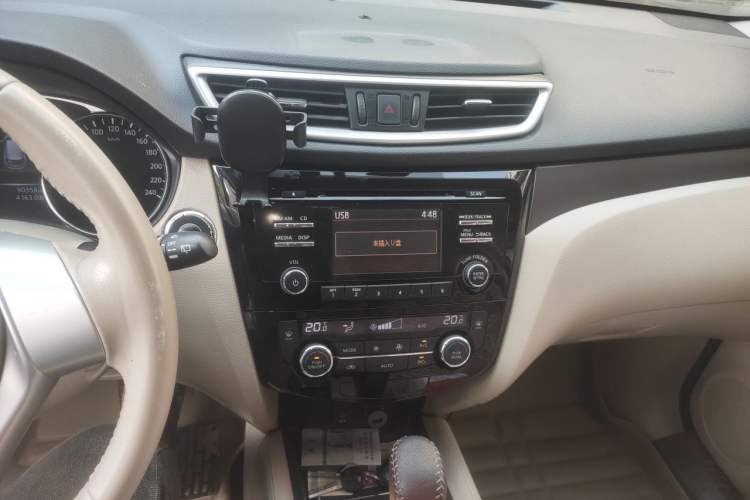 Used Nissan X-Trail 2014 2.0L CVT Comfort Edition 2WD Audio And AC Panel
