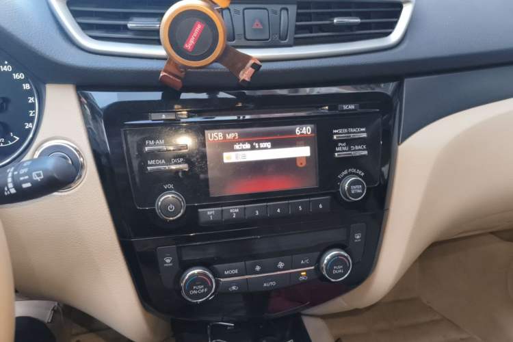 Used Nissan X-Trail 2014 2.0L CVT Comfort Edition 2WD Audio And AC Panel