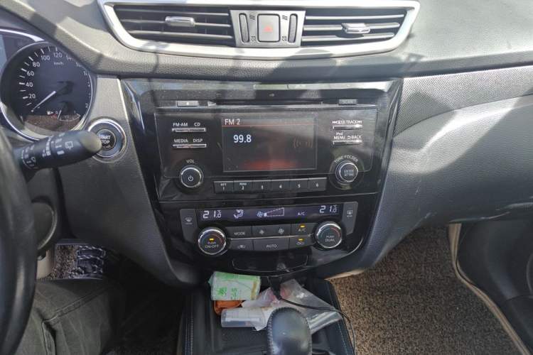 Used Nissan X-Trail 2014 2.5L CVT Luxury Edition 4WD Audio And AC Panel