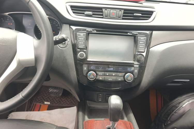 Used Nissan X-Trail 2014 2.0L CVT Comfort Edition 2WD Audio And AC Panel