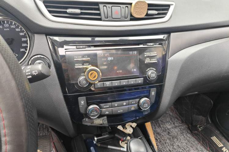 Used Nissan X-Trail 2014 2.0L CVT Comfort Edition 2WD Audio And AC Panel