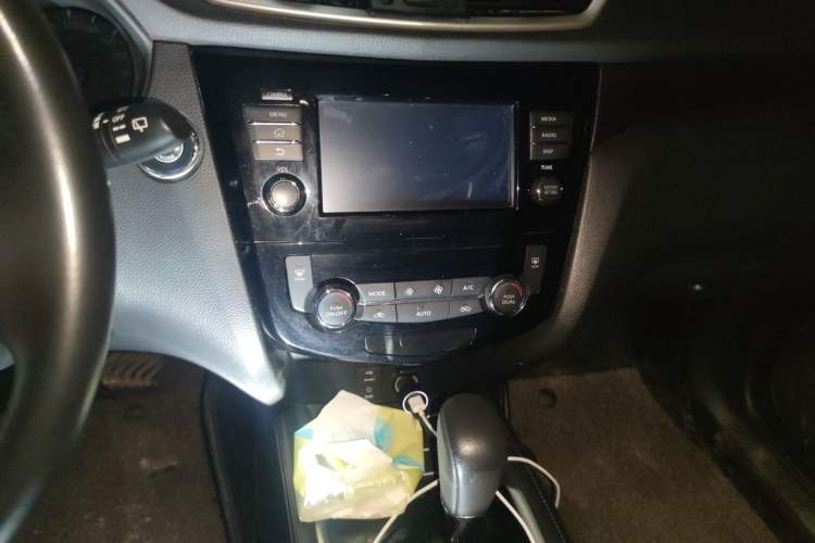 Used Nissan X-Trail 2014 2.0L CVT Comfort Edition 2WD Audio And AC Panel