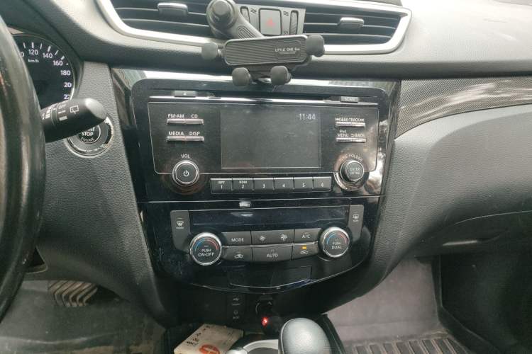 Used Nissan X-Trail 2014 2.5L CVT Luxury Edition 4WD Audio And AC Panel