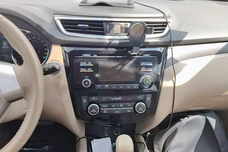 Used Nissan X-Trail 2014 2.0L CVT Comfort Edition 2WD Audio And AC Panel