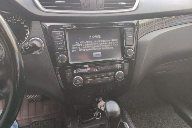 Used Nissan X-Trail 2014 2.5L CVT Luxury Edition 4WD Audio And AC Panel