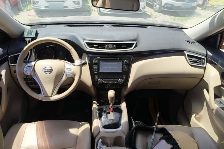 Used Nissan X-Trail 2014 2.5L CVT Ultimate Edition 4WD Center Console