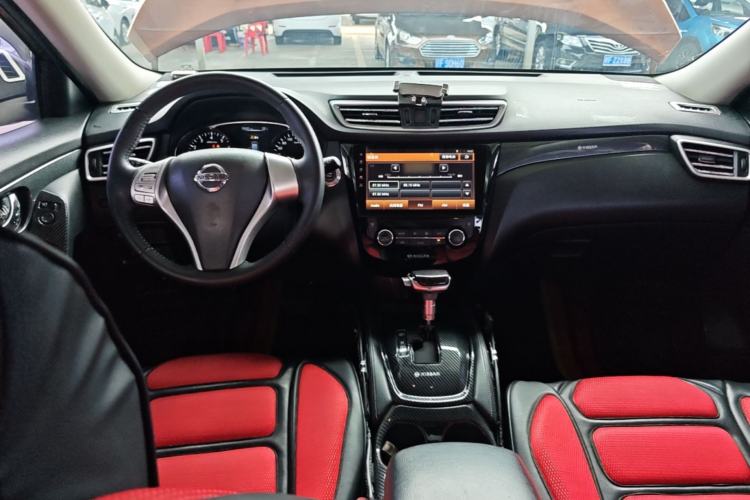 Used Nissan X-Trail 2014 2.5L CVT Leading Edition 4WD Center Console