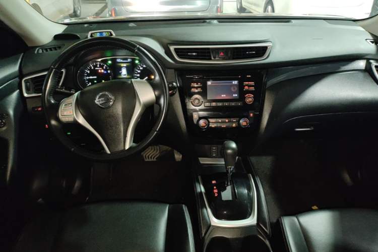 Used Nissan X-Trail 2014 2.5L CVT Leading Edition 4WD Center Console