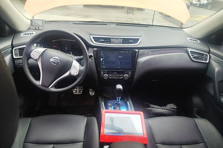 Used Nissan X-Trail 2014 2.5L CVT Luxury Edition 4WD Center Console