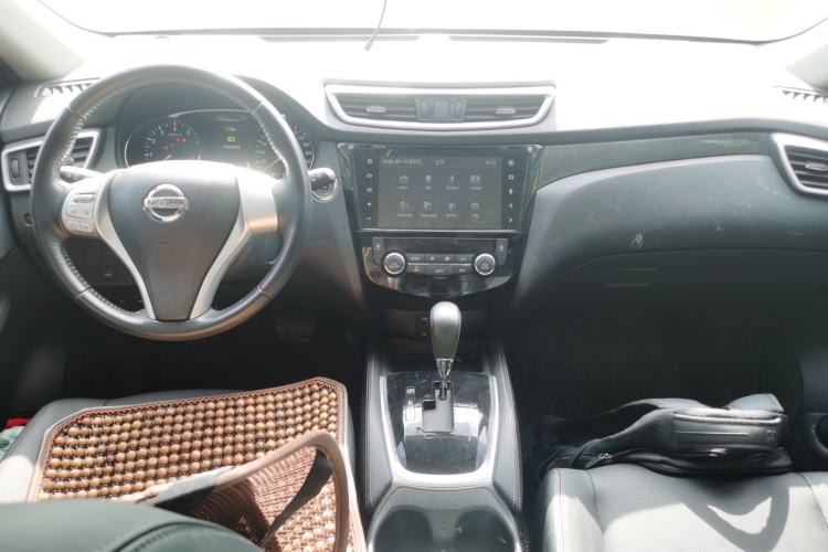 Used Nissan X-Trail 2014 2.5L CVT Leading Edition 4WD Center Console