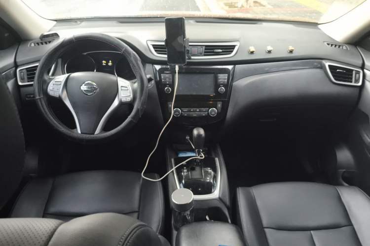 Used Nissan X-Trail 2014 2.5L CVT Luxury Edition 4WD Center Console
