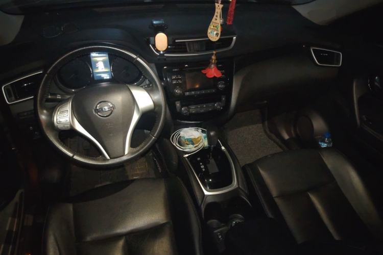Used Nissan X-Trail 2014 2.5L CVT Leading Edition 4WD Center Console