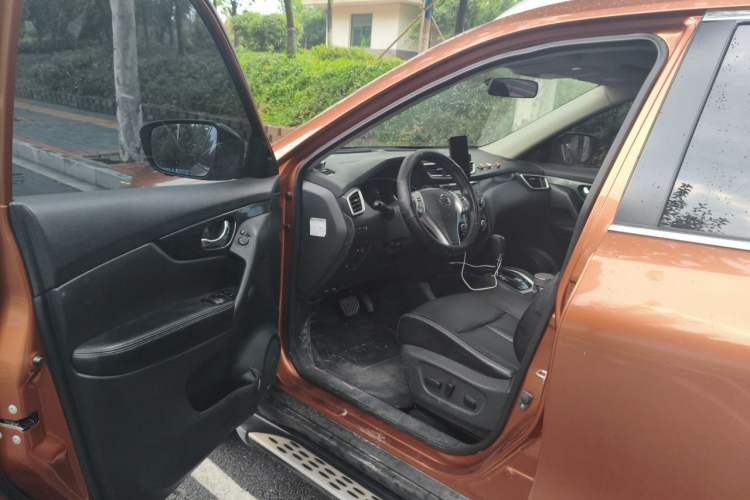 Used Nissan X-Trail 2014 2.5L CVT Luxury Edition 4WD Driver Seat