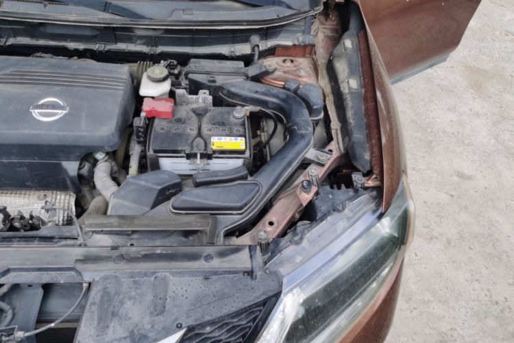Used Nissan X-Trail 2014 2.5L CVT Leading Edition 4WD Engine Bay Left