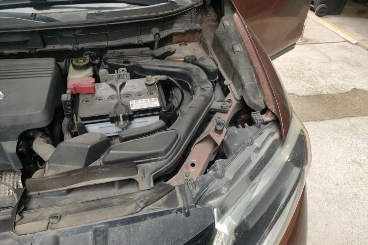 Used Nissan X-Trail 2014 2.5L CVT Luxury Edition 4WD Engine Bay Left
