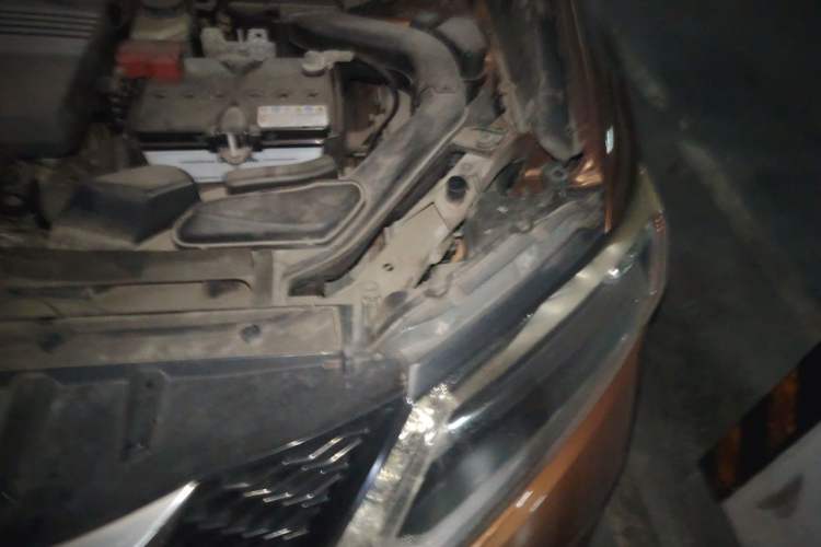 Used Nissan X-Trail 2014 2.5L CVT Leading Edition 4WD Engine Bay Left