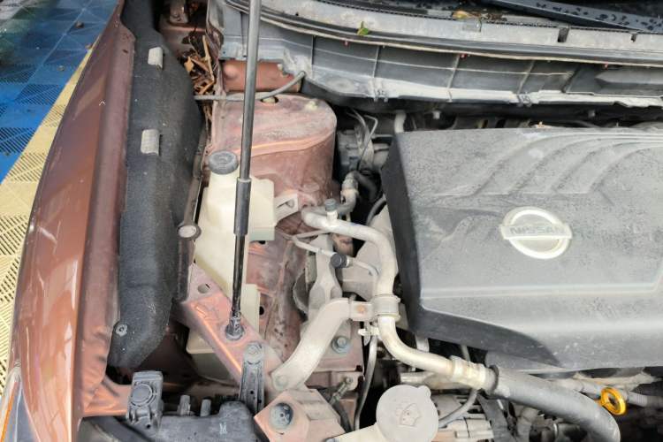 Used Nissan X-Trail 2014 2.0L CVT Comfort Edition 2WD Engine Bay Right