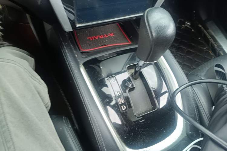 Used Nissan X-Trail 2014 2.5L CVT Luxury Edition 4WD Gear Lever
