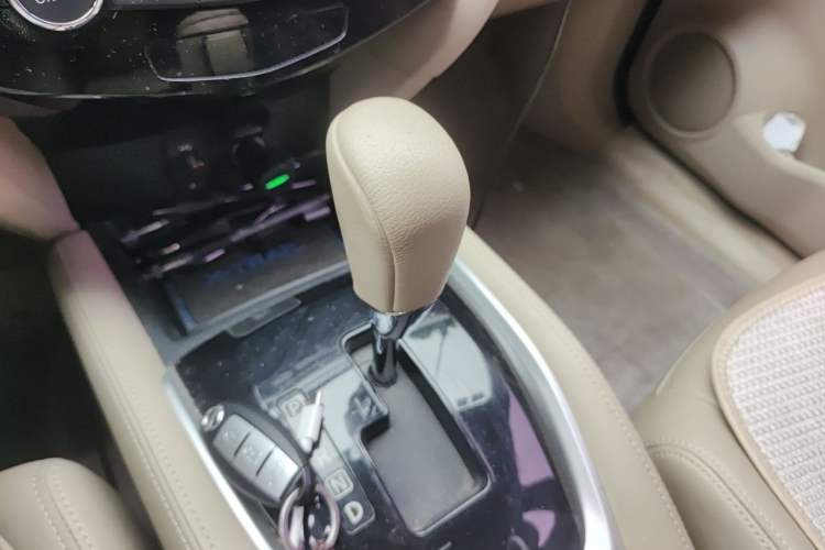 Used Nissan X-Trail 2014 2.5L CVT Luxury Edition 4WD Gear Lever