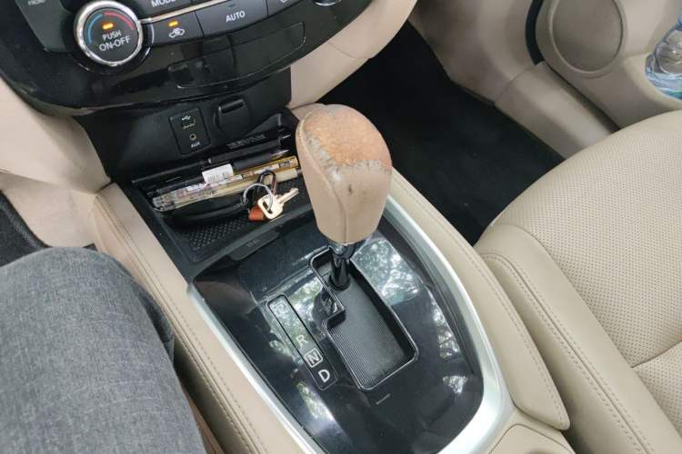 Used Nissan X-Trail 2014 2.0L CVT Comfort Edition 2WD Gear Lever