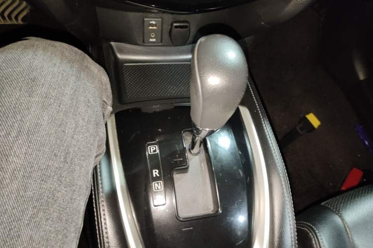 Used Nissan X-Trail 2014 2.5L CVT Leading Edition 4WD Gear Lever