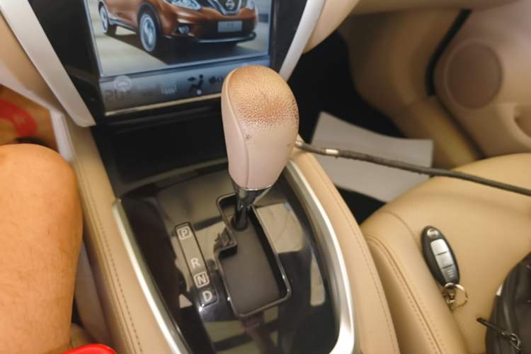 Used Nissan X-Trail 2014 2.0L CVT Comfort Edition 2WD Gear Lever