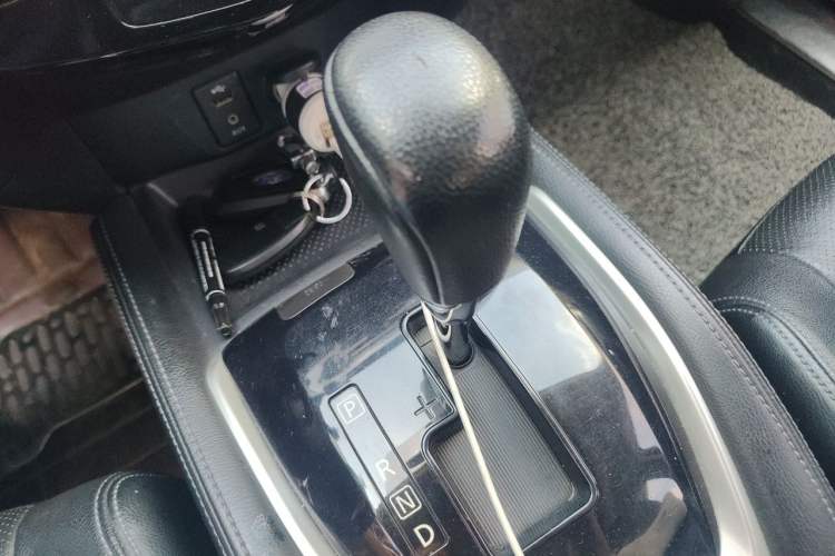 Used Nissan X-Trail 2014 2.5L CVT Luxury Edition 4WD Gear Lever