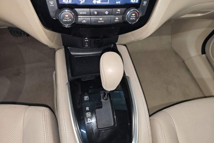 Used Nissan X-Trail 2014 2.0L CVT Comfort Edition 2WD Gear Lever