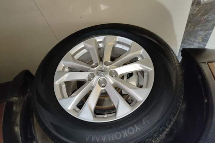 Used Nissan X-Trail 2014 2.5L CVT Leading Edition 4WD Left Front Wheel Hub