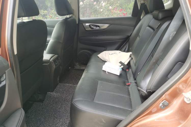 Used Nissan X-Trail 2014 2.5L CVT Leading Edition 4WD Left Rear Seat