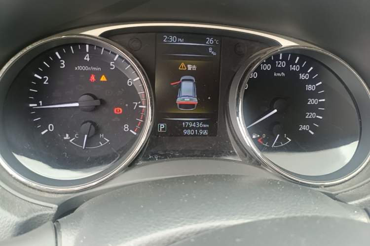 Used Nissan X-Trail 2014 2.5L CVT Luxury Edition 4WD Odometer Close Up