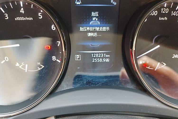Used Nissan X-Trail 2014 2.5L CVT Luxury Edition 4WD Odometer Close Up