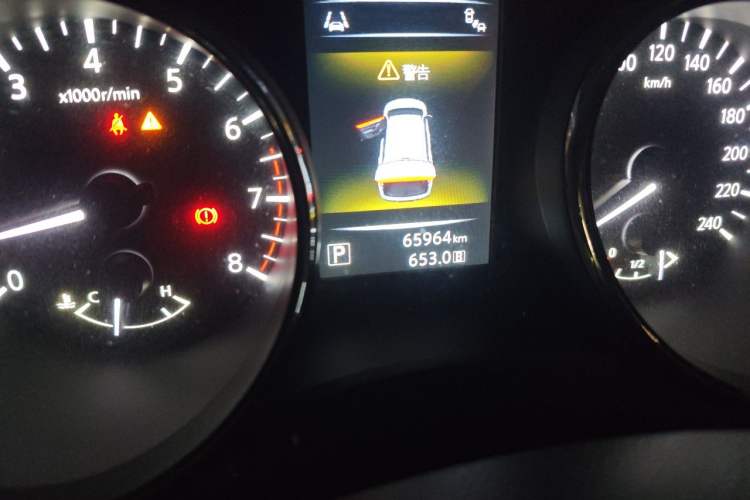 Used Nissan X-Trail 2014 2.5L CVT Luxury Edition 4WD Odometer Close Up