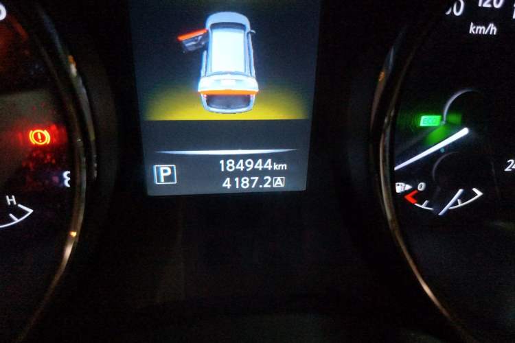 Used Nissan X-Trail 2014 2.0L CVT Smart Edition 2WD Odometer Close Up