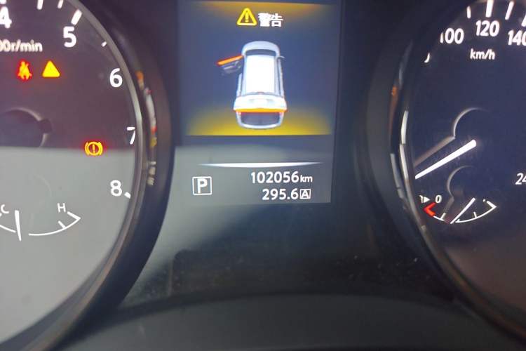 Used Nissan X-Trail 2014 2.5L CVT Leading Edition 4WD Odometer Close Up