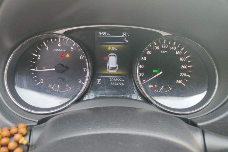 Used Nissan X-Trail 2014 2.5L CVT Luxury Edition 4WD Odometer Close Up