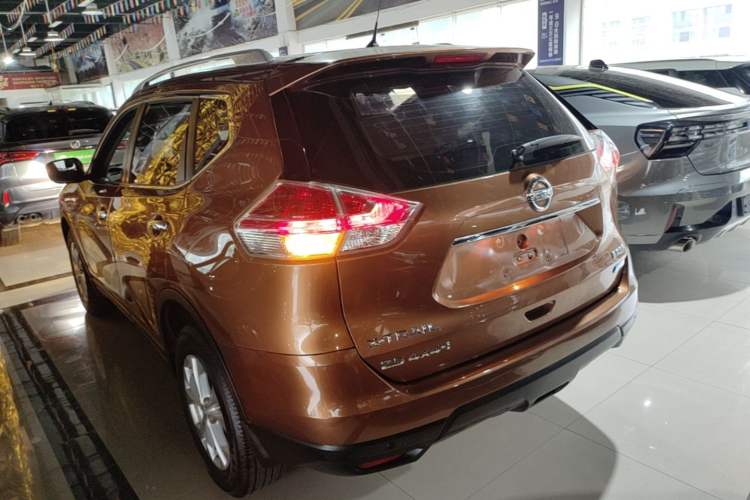 Used Nissan X-Trail 2014 2.5L CVT Leading Edition 4WD Rear Left 45 Deg