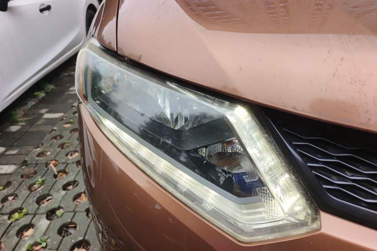 Used Nissan X-Trail 2014 2.5L CVT Luxury Edition 4WD Right Front Headlight