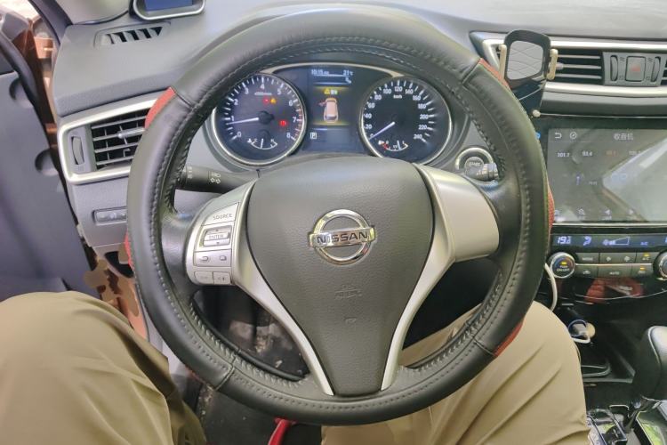 Used Nissan X-Trail 2014 2.5L CVT Luxury Edition 4WD Steering Wheel