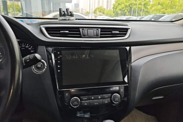 Used Nissan X-Trail 2015 2.0L CVT Comfort MAX Edition 2WD Audio And AC Panel