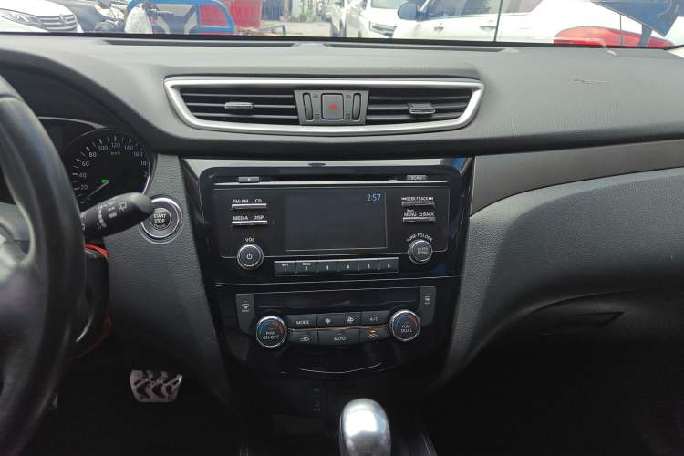 Used Nissan X-Trail 2015 2.0L CVT Comfort MAX Edition 2WD Audio And AC Panel