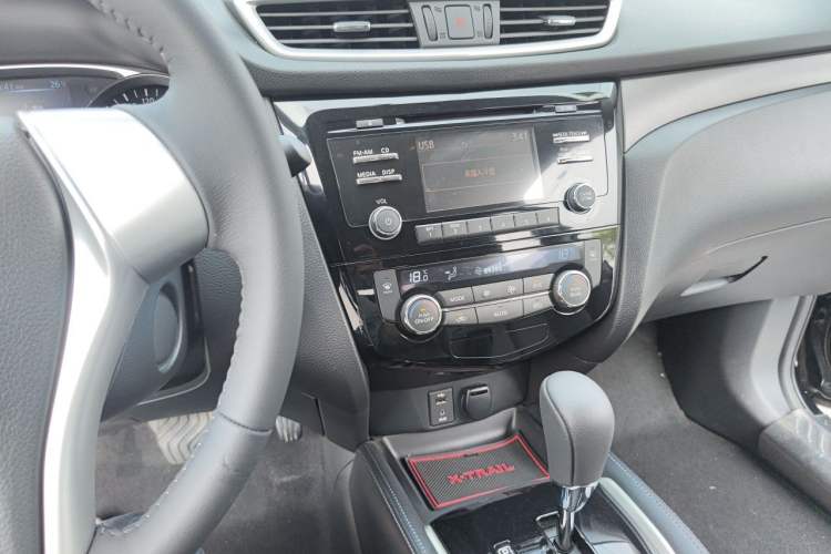 Used Nissan X-Trail 2015 2.0L CVT Comfort MAX Edition 2WD Audio And AC Panel