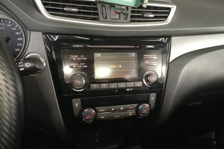 Used Nissan X-Trail 2015 2.0L CVT Comfort MAX Edition 2WD Audio And AC Panel