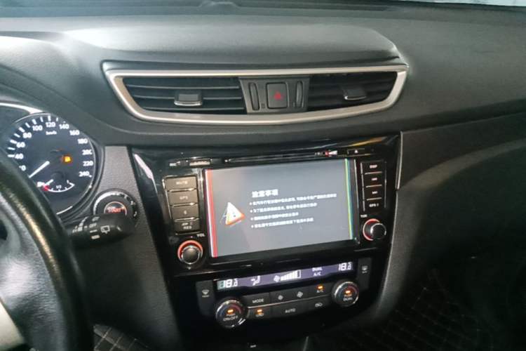 Used Nissan X-Trail 2015 2.0L CVT Comfort MAX Edition 2WD Audio And AC Panel