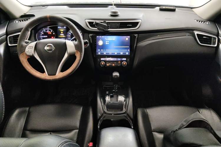 Used Nissan X-Trail 2015 2.5L CVT Leading MAX Edition 4WD Center Console