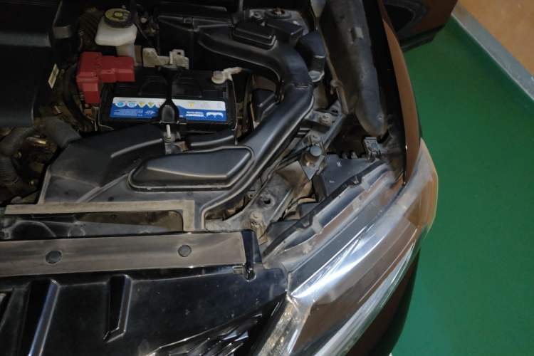 Used Nissan X-Trail 2015 2.0L CVT Comfort MAX Edition 2WD Engine Bay Left